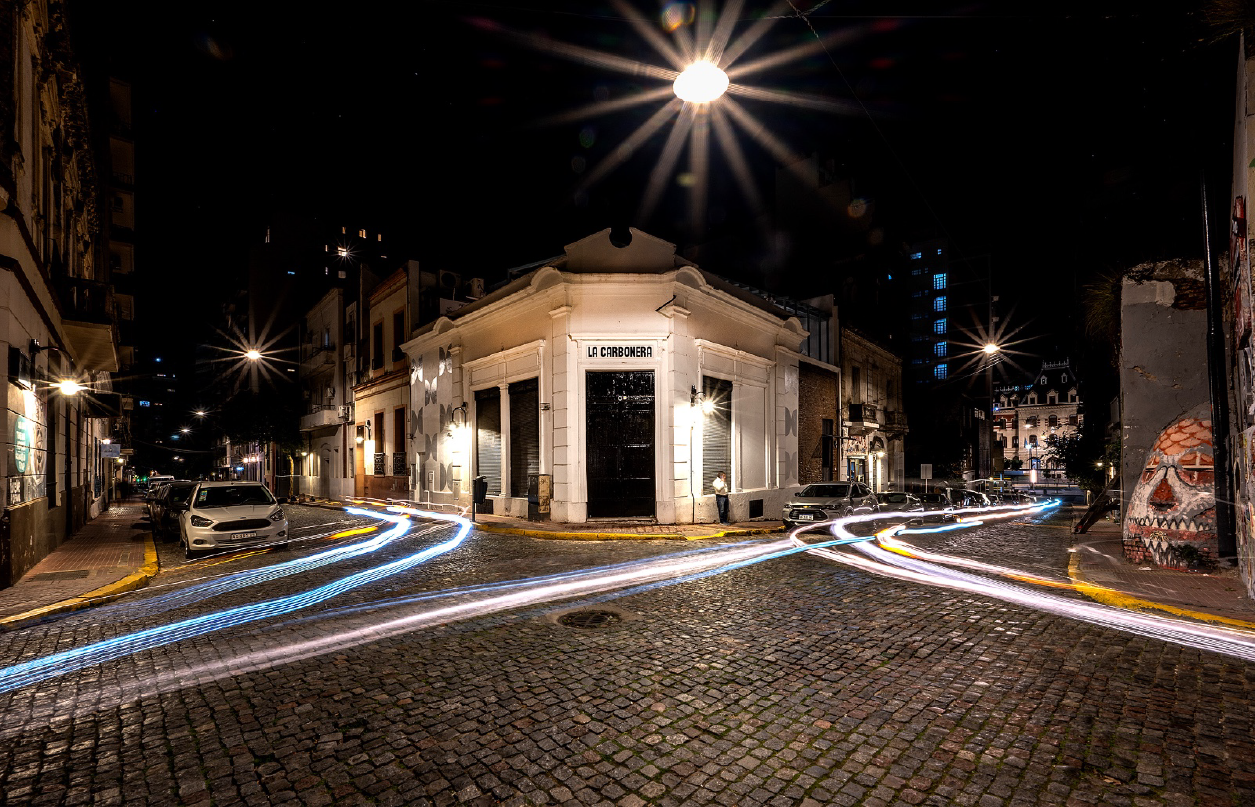 Fachada de La Carbonera con luz